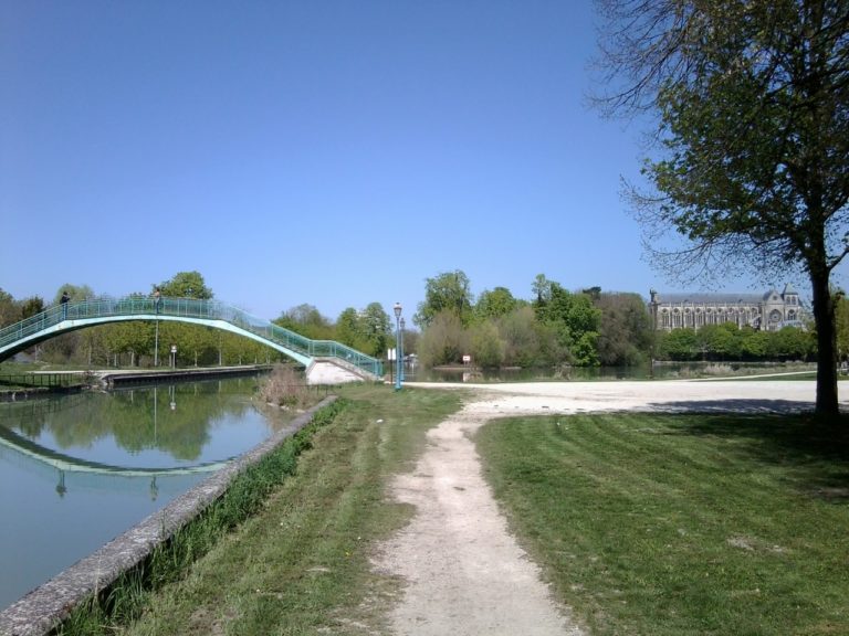 Visitez la ville de Chalons en Champagne avec ses promenades du Jard le long du ru du Mau, du canal Louis XII et du canal latéral à la Marne.